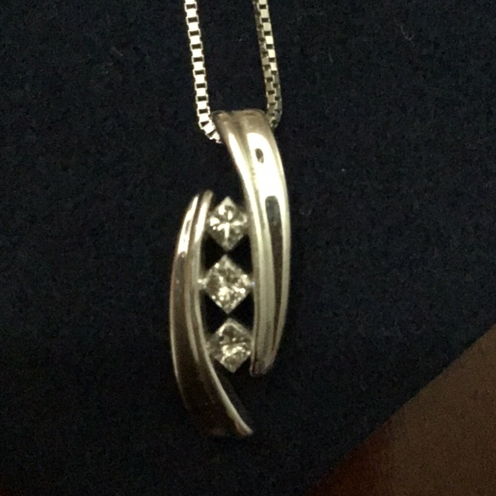 WHITE GOLD necklace with 10 K pendant